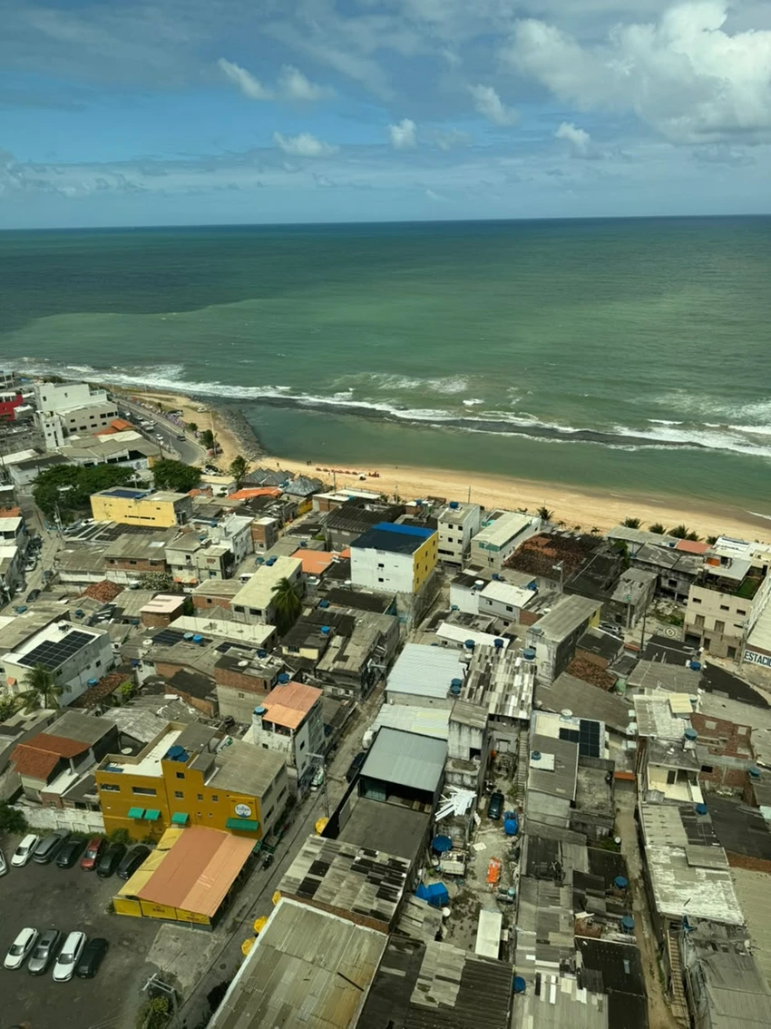 Vista aérea do bairro de Brasília Teimosa, no Recife, com a praia ao fundo
