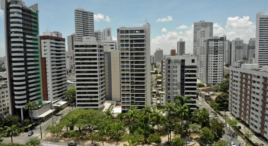 Vista aérea de prédios residenciais em Recife, cercados por árvores e avenidas